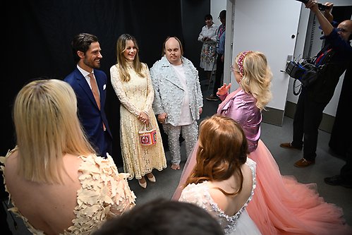 Prinsparet tillsammans med delar av ensemblen från Glada Hudik-teatern.