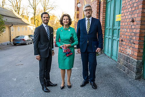 The Queen and Prince Carl Philip were welcomed outside Cirkus by Ukraine's ambassador Andrii Plakhotniuk. 