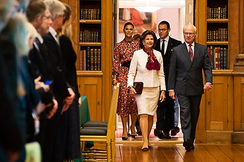 Kungaparet och Kronprinsessparet anländer till Bernadottebiblioteket på Kungliga slottet.