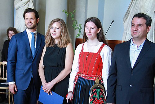 Prins Carl Philip tillsammans med stipendiaterna Sophie Westerlind, Emelie Markgren och Muhammad Ali. 
