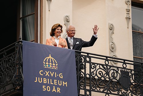 Kungen och Drottningen vinkar till länsborna på Stortorget i Malmö.