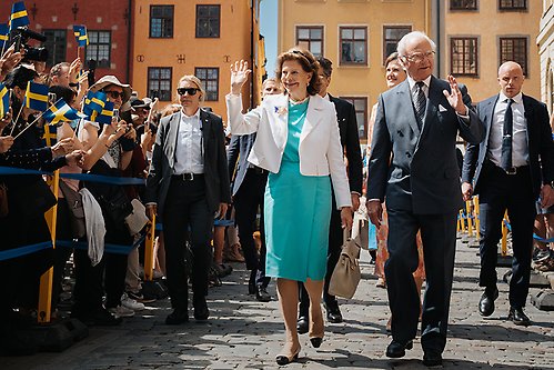 Kungen och Drottningen under promenaden från Stortorget till Slottsbacken.