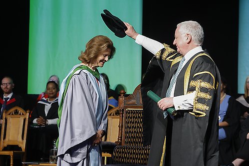 Drottningen fick ta emot ett hedersdoktorat vid en ceremoni på University of Stirling. 