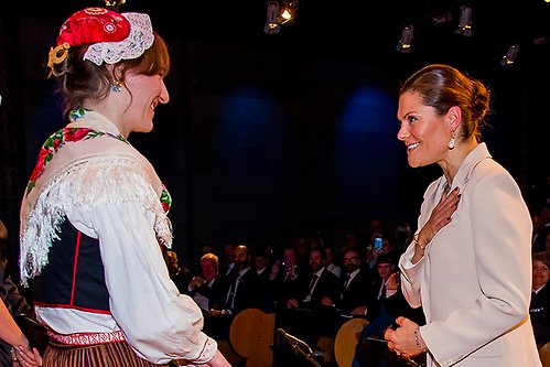 Kronprinsessan delade ut stipendier för studier i Sverige. 