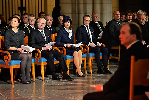 Kungaparet och Kronprinsessparet med statsminister Stefan Löfven i förgrunden.