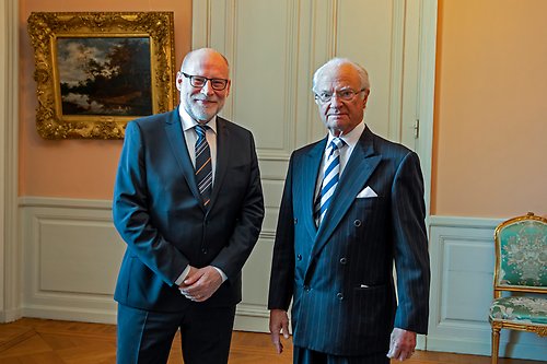 Kungen tillsammans med Stefan Attefall, nytillträdd landshövding i Uppsala län. 