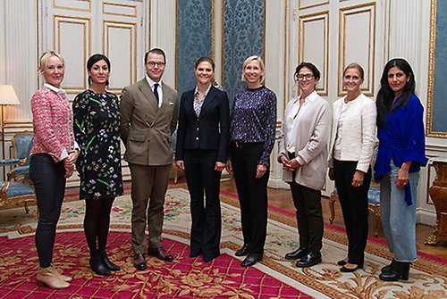 Kronprinsessparet tillsammans med stiftelsens expertråd: Lena Green, Nahal Illerstig, Pernilla Bard, Dilsa Demirbag-Sten, Elin Annwall och Golnaz Hashemzadeh Bonde. 
