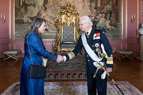 Kungen tar emot Paraguays nya ambassadör Romina Elisabeth Taboada Tonina på Kungliga slottet. 