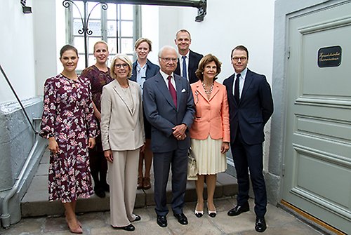 Kungaparet och Kronprinsessparet tillsammans med Anna Rudels, Annika Rembe, Emma Jansson och Henrik Selin från Svenska institutet. 