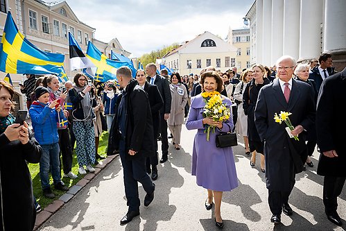 Kungaparet välkomnas till Tartu.