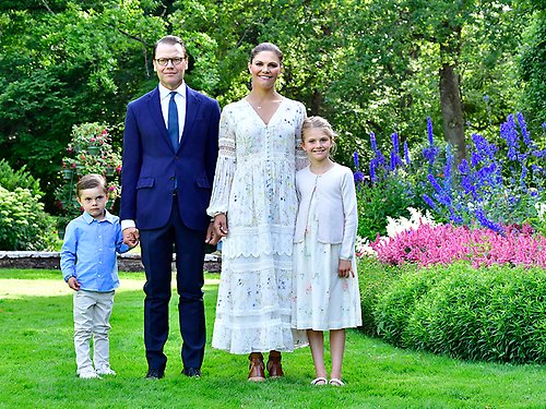 Kronprinsessfamiljen fotograferad utanför Sollidens slott den 14 juli 2020. 