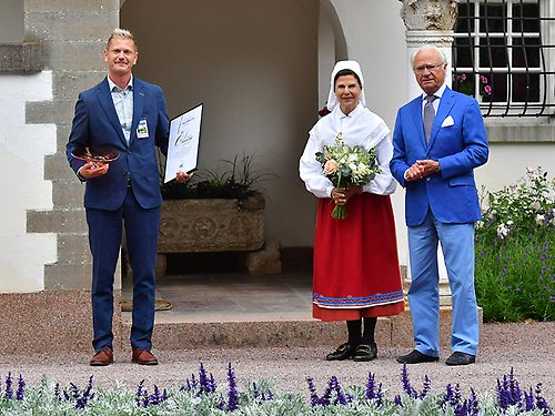 Kungaparet tillsammans med Årets ölänning, entreprenören Gillis Dahlström vid Sollidens slott. 