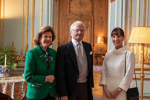 Kungen och Drottningen tillsammans med ambassadör Maria Luisa Escorel de Moraes från Brasilien. 