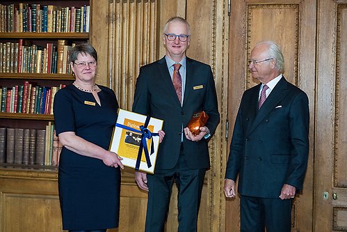 Kungen delar ut priset ”Årets mjölkföretagare 2023” till Carina och Torbjörn Larm från Lundsbrunn.