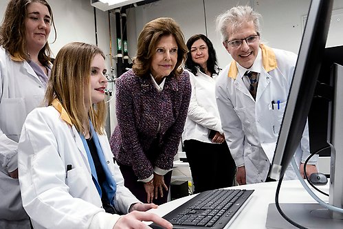 Drottningen besöker laboratoriet för alzheimerforskning på Mölndals sjukhus. Postdoktor Johanna Nilsson, doktorand Sophia Weiner, enhetschef Irina Nilsson och Johan Gobom, docent i experimentell neurokirurgi, berättar om den senaste forskningen. 
