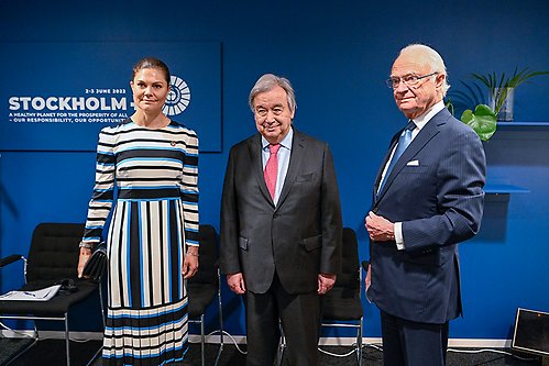 Kungen och Kronprinsessan tillsammans med FN:s generalsekreterare António Guterres vid inledningen av Stockholm +50. 