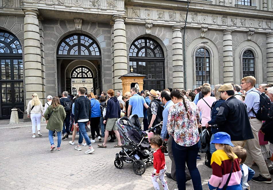 Many people visited the Royal Palace on Sweden's National Day. 