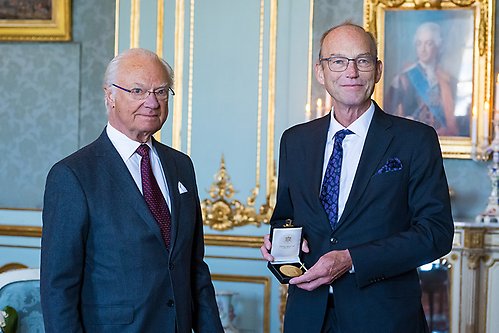 Kungen delar ut Vegamedaljen till professor Thomas Hylland Eriksen vid Oslo universitet. 