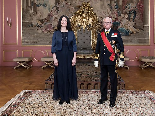Kungen tillsammans med Tysklands ambassadör Christina Beinhoff. Under audiensen bar Kungen Förtjänstordens storkors. 
