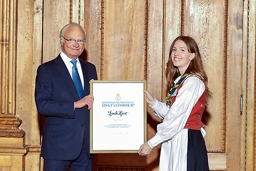 Kungen tillsammans med stipendiaten Linda Hjort fick ta emot Kompassrosen för sitt brinnande engagemang inom Scouterna och KFUM Sverige.