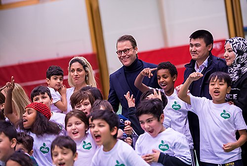 Prins Daniel tillsammans med barnen i Fisksätra sporthall. 