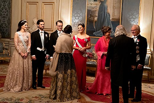 Kungafamiljen hälsar alla Nobelpristagare med respektive välkomna till Kungl. Slottet. 