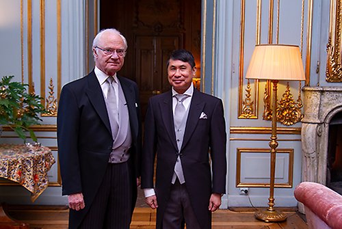 Kungen och Demokratiska folkrepubliken Laos ambassadör Bounpheng Saykanya.