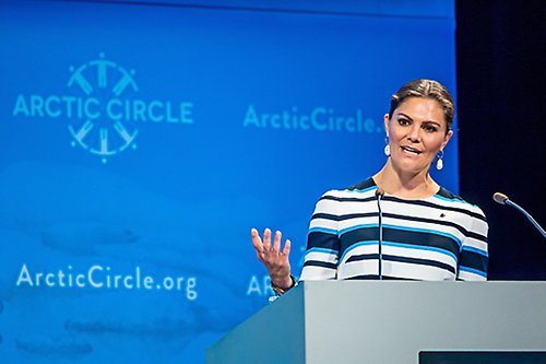 Kronprinsessan håller tal på Arctic Circle. 