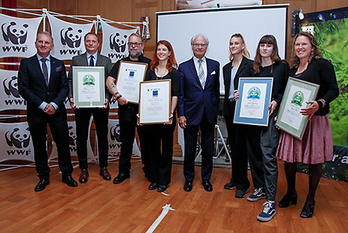 Kungen och generalsekreterare Håkan Wirtén tillsammans med pristagarna vid WWF:s höstmöte. 