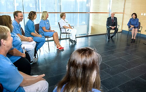 Kungaparet i samtal med sjukvårdspersonal på Karolinska universitetssjukhuset i Solna. 