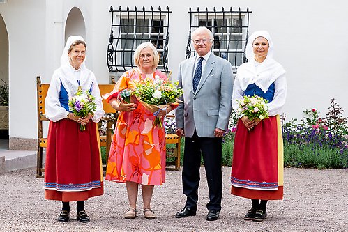 Kungaparet och Kronprinsessan tillsammans med Årets ölänning Ulla-Britt Andersson.