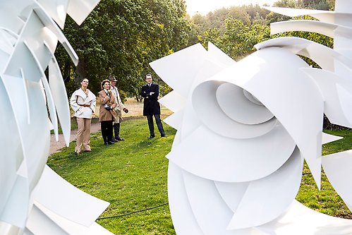 Utställningen ”Alice Aycock på Kungliga Djurgården” består av sex skulpturer ur serien ”Turbulences”. Inspirationen har hämtats ur extrema väderförhållanden som stormar och okontrollerbara tornados. 