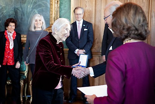 Författaren och psykologen Hédi Fried som överlevde Auschwitz och Bergen-Belsen fick ta emot Serafimermedaljen av Kungen för sina insatser i kampen för demokrati och mänskliga värden. 