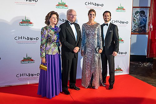 Kungen, Drottningen, Prins Carl Philip och Prinsessan Madeleine på Childhoods välgörenhetsmiddag på Tyrol. 