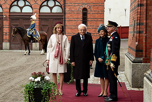 Kungaparet tar emot president Sergio Mattarella och hans dotter Laura Mattarella vid Hovstallet. 