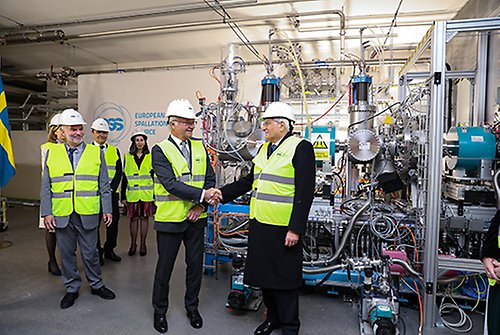Under besöket på EES invigde Kungen och president Mattarella jonkällan, den första stora driftsättningen av maskinell utrustning på ESS. 