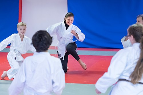 Kronprinsessan testar karate då hon besöker projektet Aktivitet förebygger i Ängelholm. 