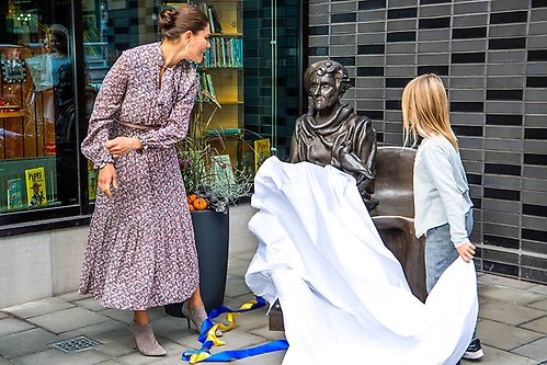 Kronprinsessan och 9-åriga Maija avtäcker den nya skulpturen utanför Astrid Lindgrens barnsjukhus.