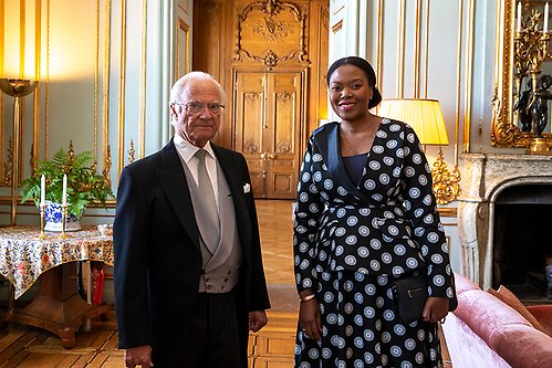 Kungen tillsammans med ambassadör Chandapiwa Nteta från Botswana. 