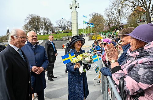 Kungaparet välkomnas av Tallinnborna. 