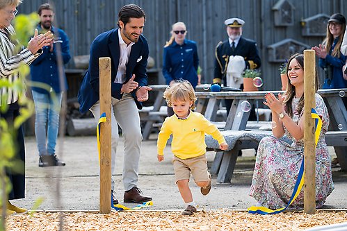 Prins Julian tillsammans med Prins Carl Philip och Prinsessan Sofia vid invigningen av lekplatsen. 