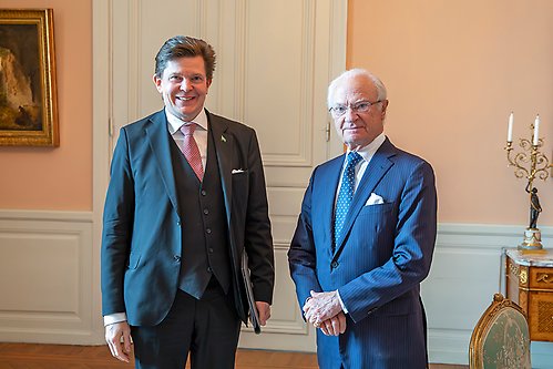 Kungen tillsammans med riksdagens talman Andreas Norlén vid dagens företräde på Kungl. Slottet.