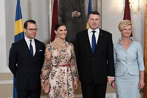 På Riga slott hälsades Kronprinsessparet välkomna av Lettlands president Raimonds Vējonis och hans hustru Iveta Vējone. 