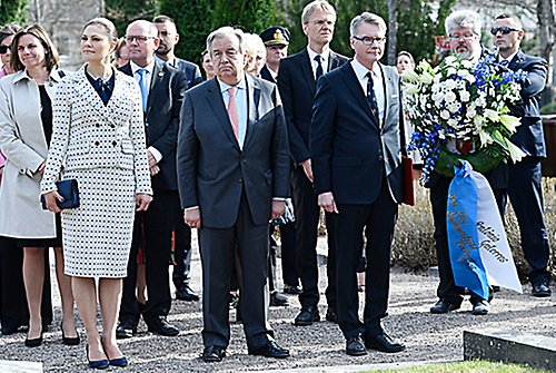 Kronprinsessan och FN:s generalsekreterare Antonio Guterres vid kransläggningsceremonin vid Dag Hammarskjölds grav på Gamla kyrkogården i Uppsala. 