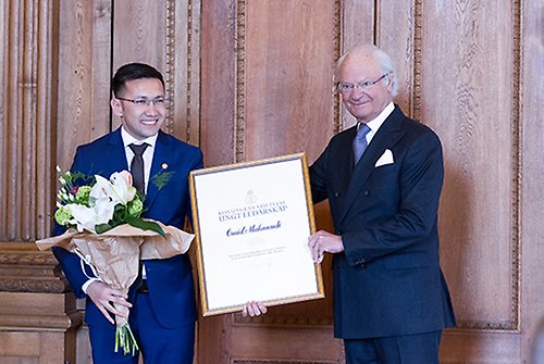Omid Mahmoudi, 23 år från Malmö och grundare av Ensamkommandes förbund och Mötesplats Otto fick ta emot utmärkelsen Kompassen vid ceremonin i Bernadottebiblioteket.