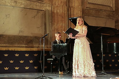 Sopranen Christina Nilsson och pianisten Magnus Svensson i Rikssalen på Kungl. Slottet. 