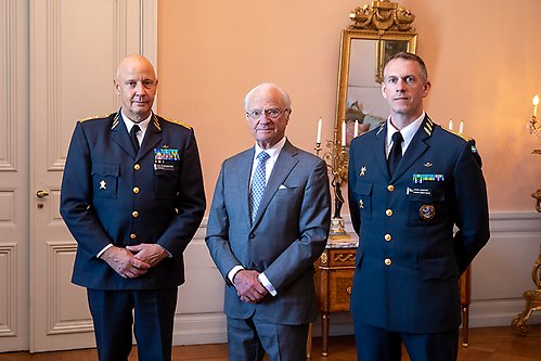 Kungen tillsammans med generalmajor Karl Engelbrektson och brigadgeneral Jonny Lindfors.