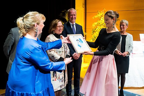 Kronprinsessan tar emot en tavla och jubileumsboken ”Amitié” som handlar om Svenska institutets 50-åriga historia, illustrerad av Stina Wirsén.
