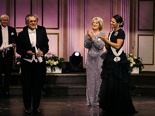 Kronprinsessan delar ut ”Medaljen för tonkonstens främjande” till sångaren Tommy Körberg, en av högtidssammankomstens pristagare. 
