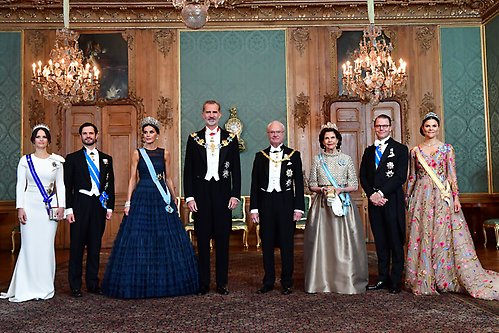 Kungaparen av Sverige och Spanien tillsammans med Kronprinsessparet och Prinsparet inför galamiddagen på Kungliga slottet i samband med det spanska statsbesöket.